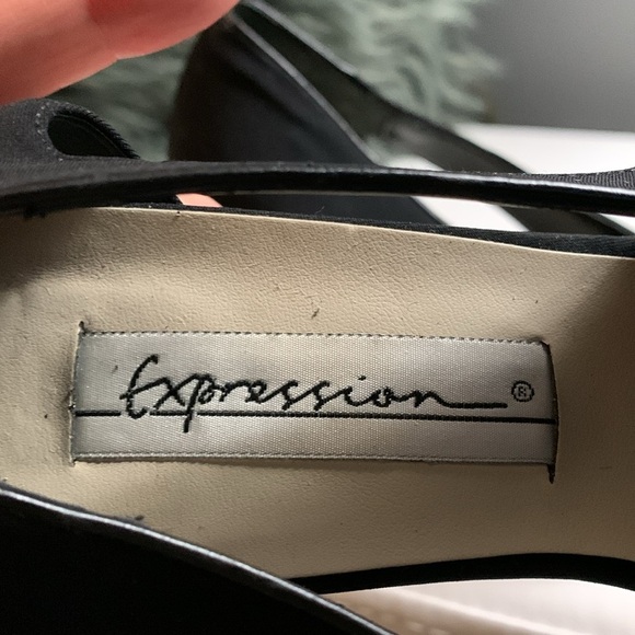 Expression Cut Out Mid Block heel Pumps - Picture 7 of 13